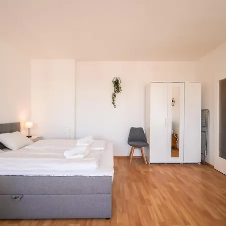 Spacious Apartments With View & Free Parking Wiener Neustadt Exterior photo