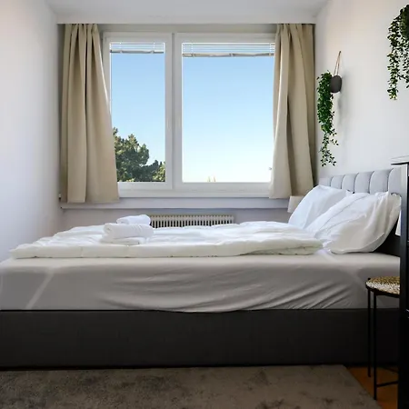 Spacious Apartments With View & Free Parking Wiener Neustadt Exterior photo