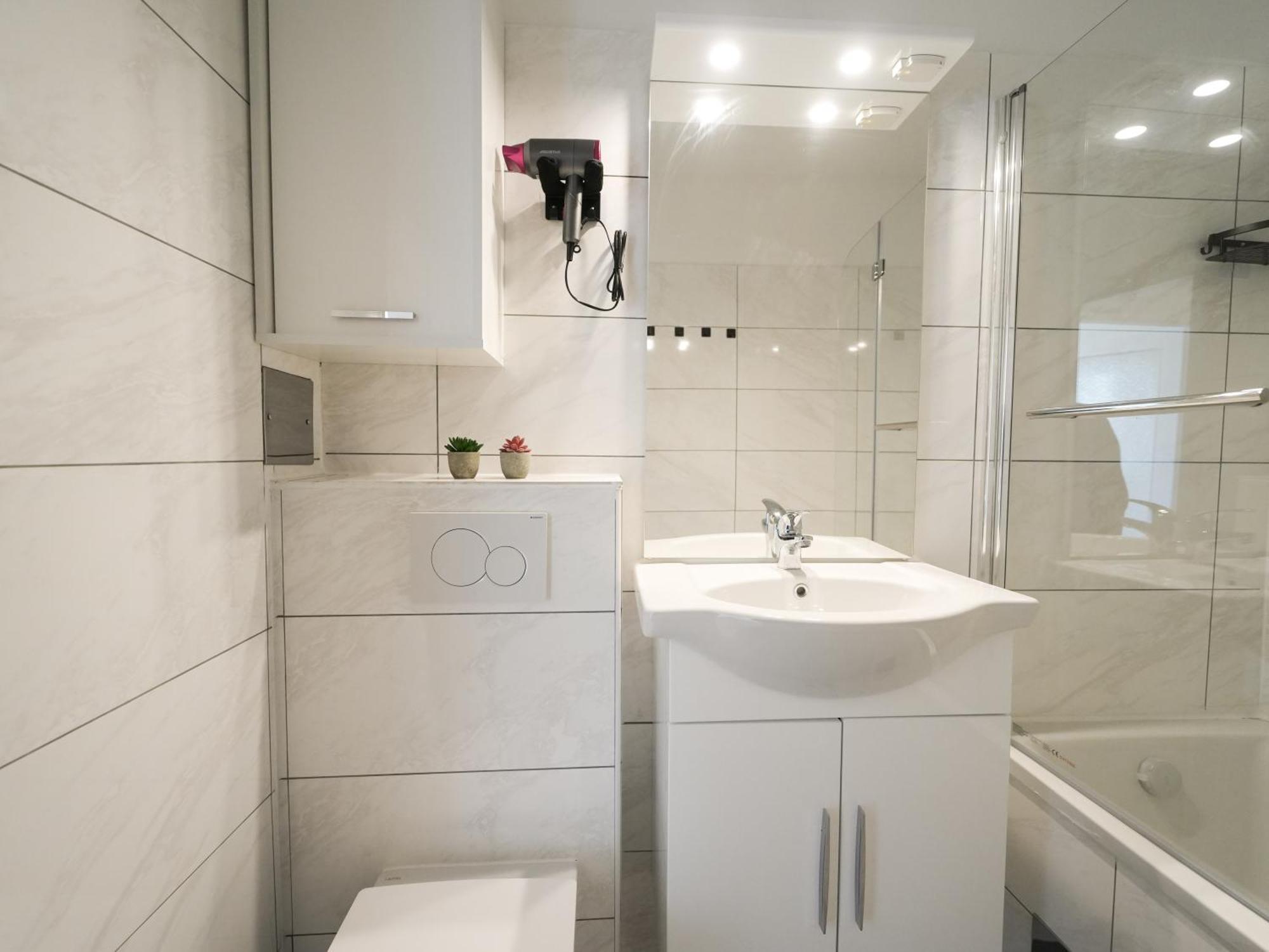 Spacious With View & Free Parking Apartment *