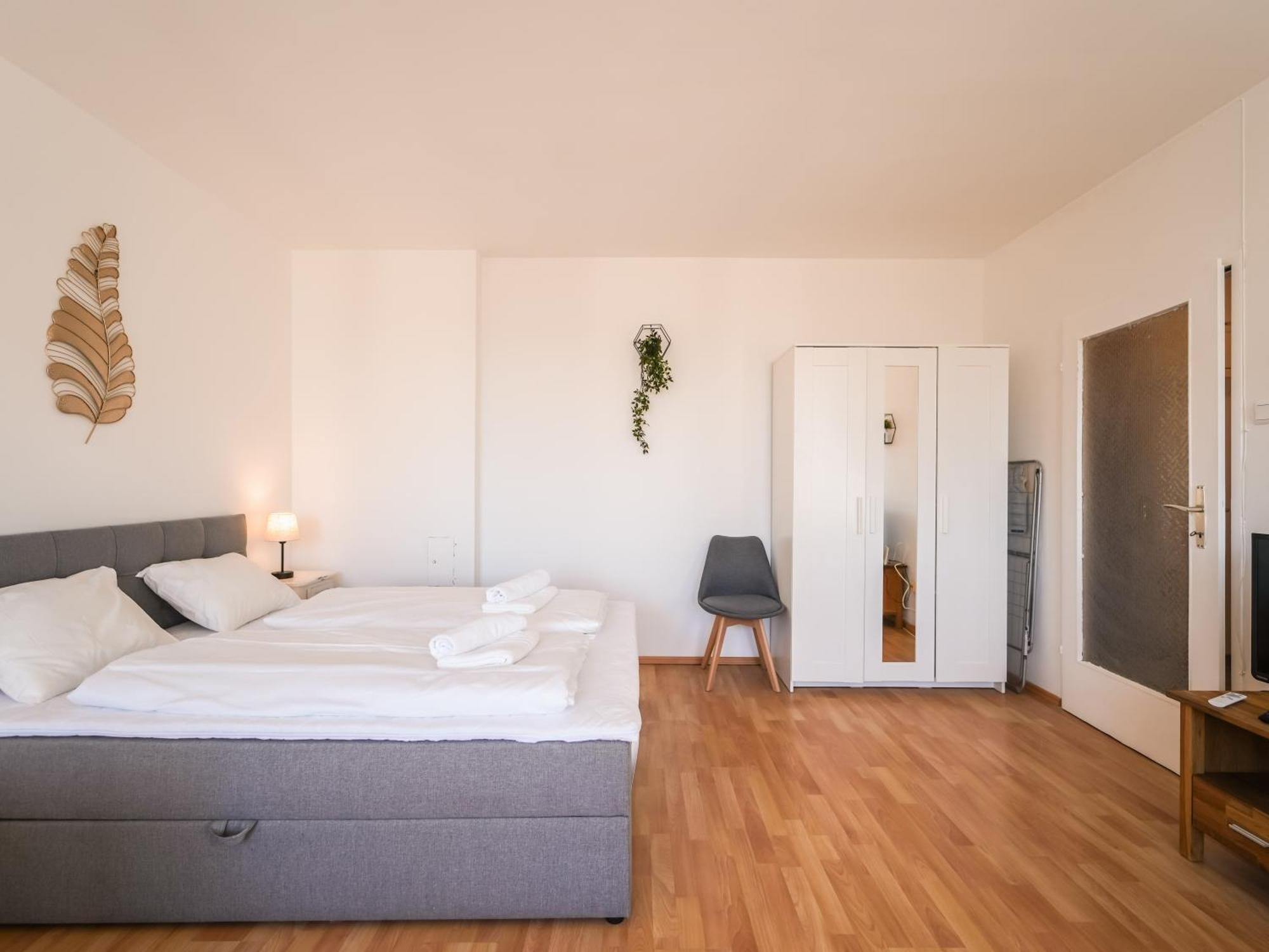 Spacious With View & Free Parking Apartment Wiener Neustadt