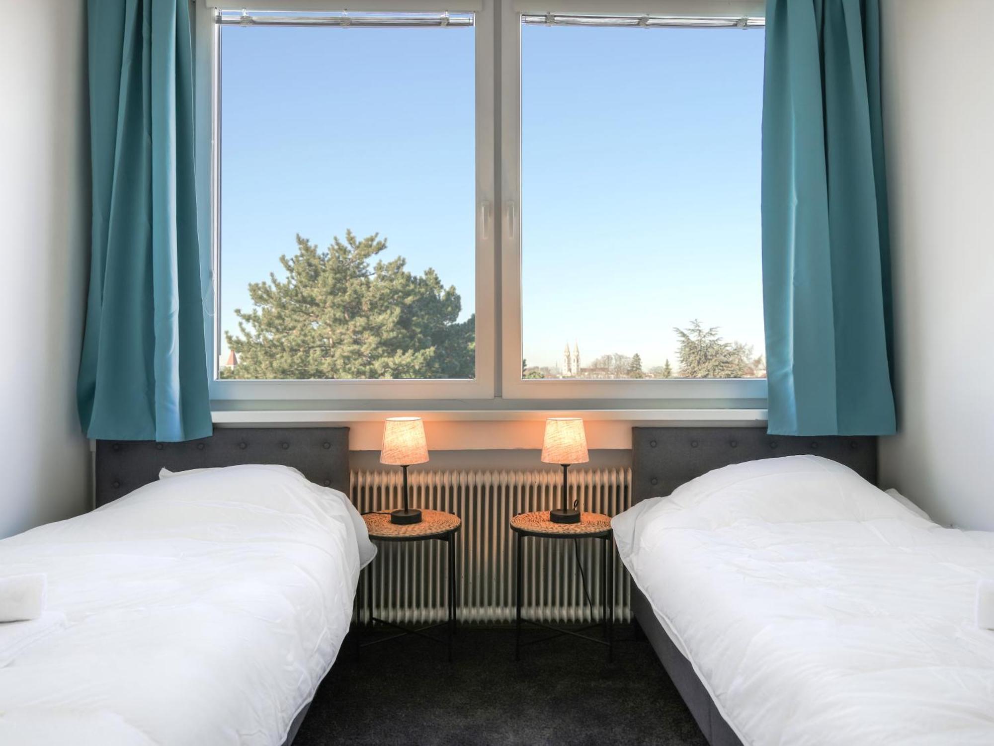 Apartment Spacious With View & Free Parking