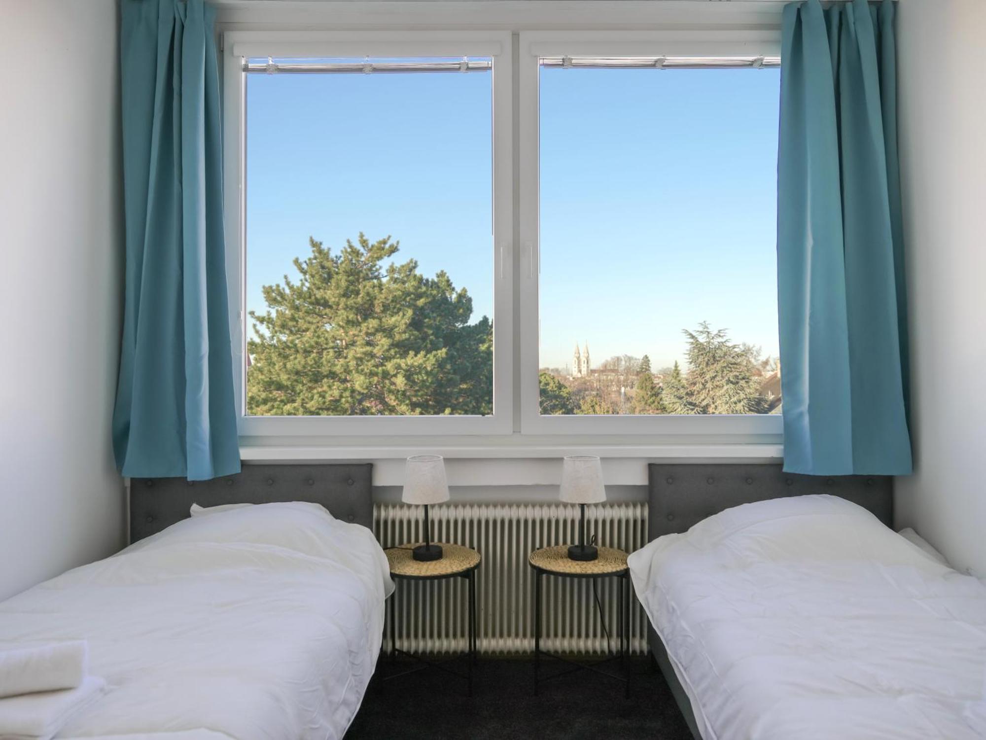 Apartment Spacious With View & Free Parking