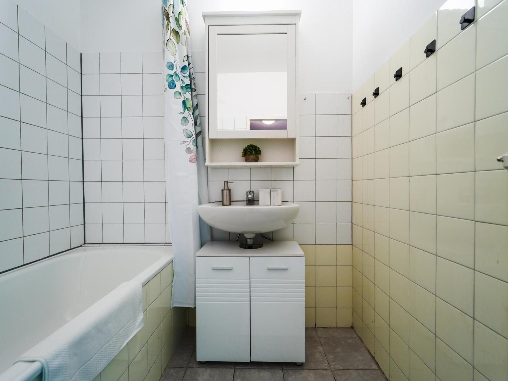 Spacious With View & Free Parking Apartment *