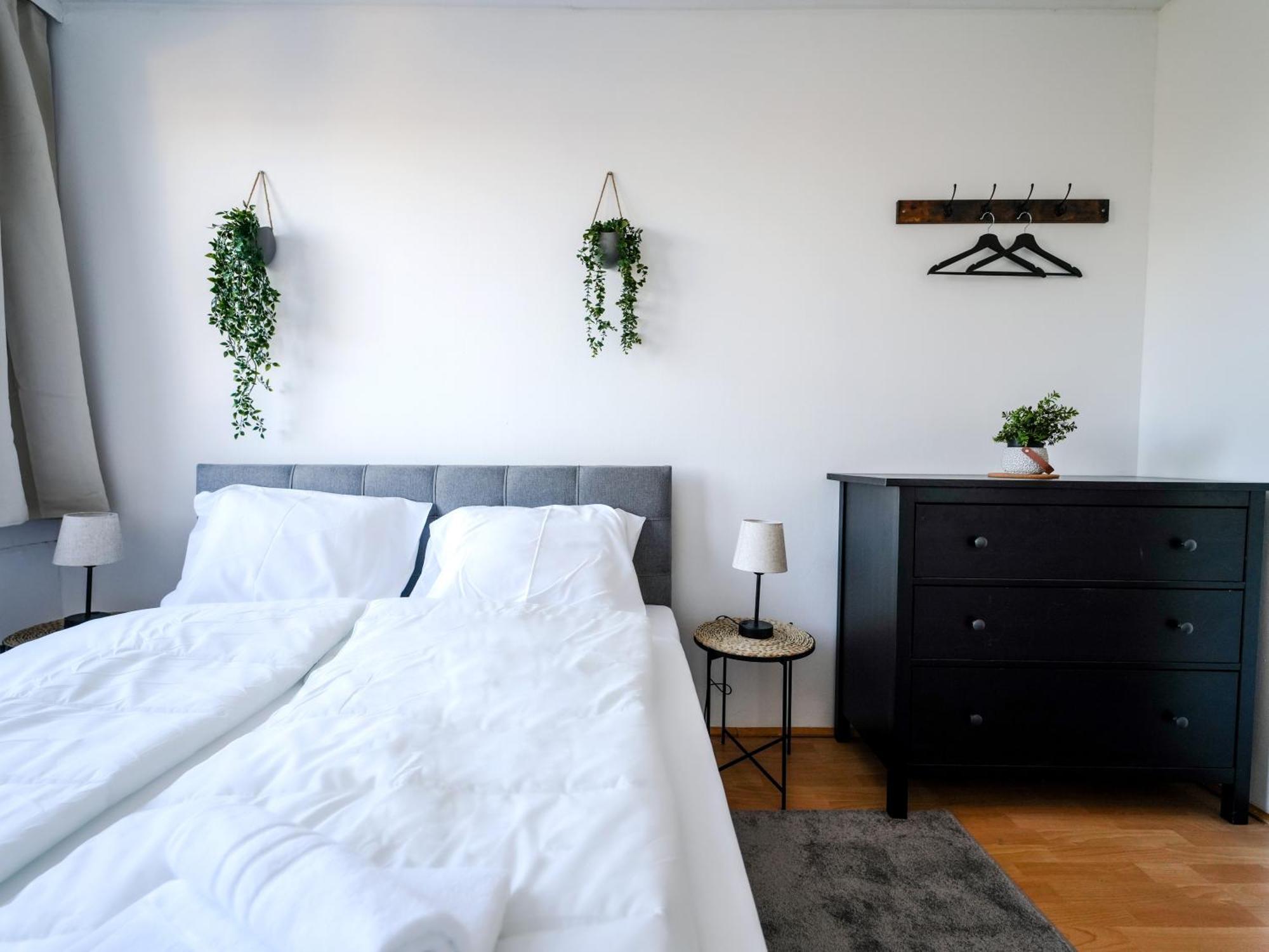 Spacious With View & Free Parking * Wiener Neustadt