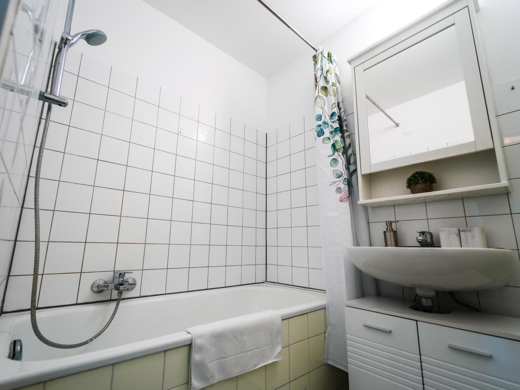 Apartment Spacious With View & Free Parking